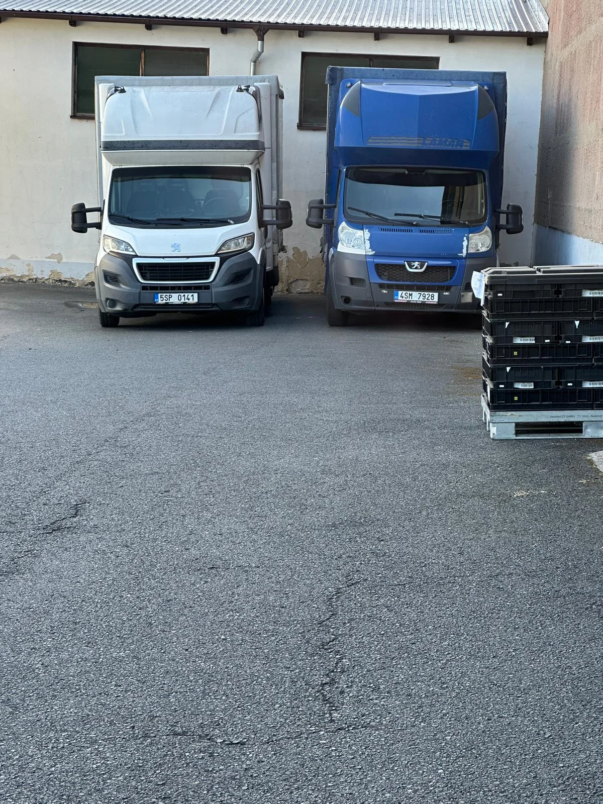 Dvě plachtová vozidla z vlastního vozového parku TAKRA